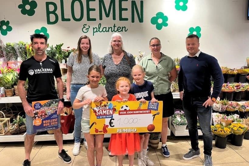 Kinderfeestweek neemt Jumbo cheque in ontvangst